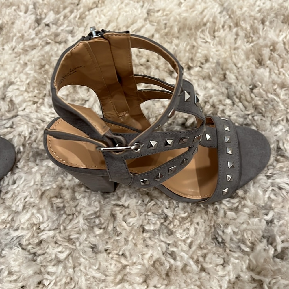 Gray suede heels - Picture 5 of 5